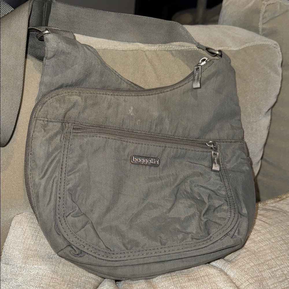 Baggallini HP Crossbody – Gray